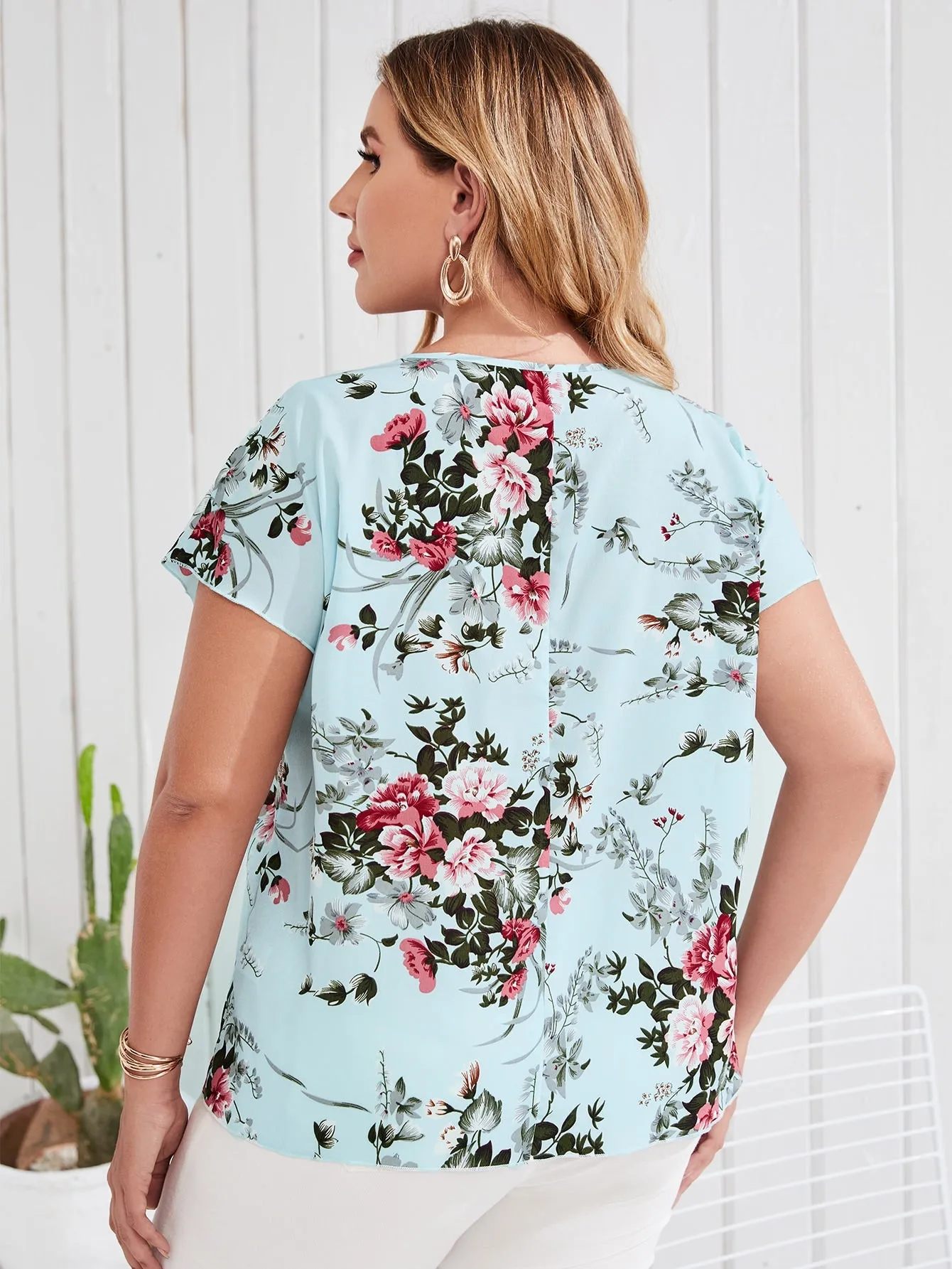 Floral Short Sleeve Keyhole Neckline Regular Plus Size Blouse